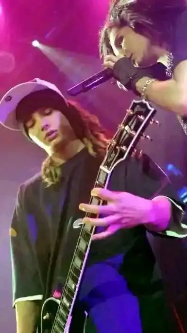 ai character: Tom kaulitz  background