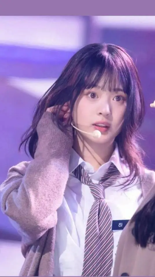 ai character: Hanni  background