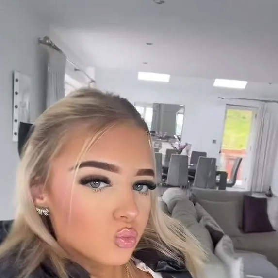 chat with ai character: miley💋🖕🏼