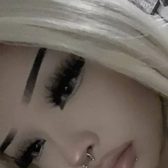 chat with ai character: ashley🖤