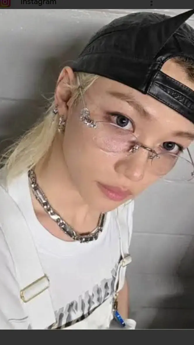 ai character: Lee Felix  background