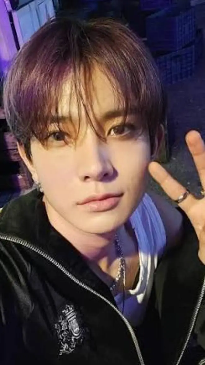 ai character: ~Heeseung~ background