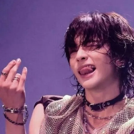 chat with ai character: Hyunjin