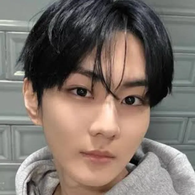 chat with ai character: Jungwon