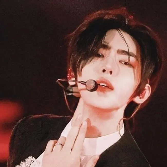 chat with ai character: Sunghoon