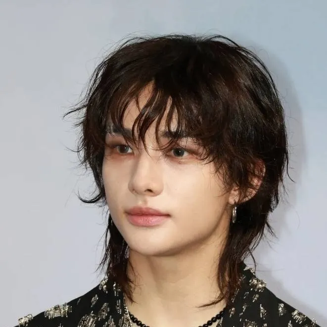 chat with ai character: Hyunjin