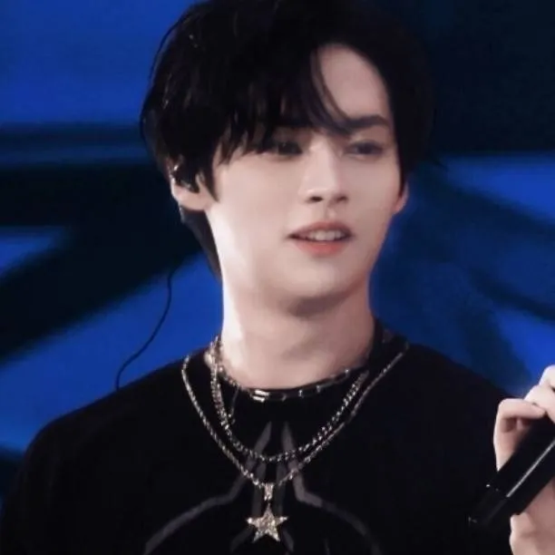 chat with ai character: Leeknow