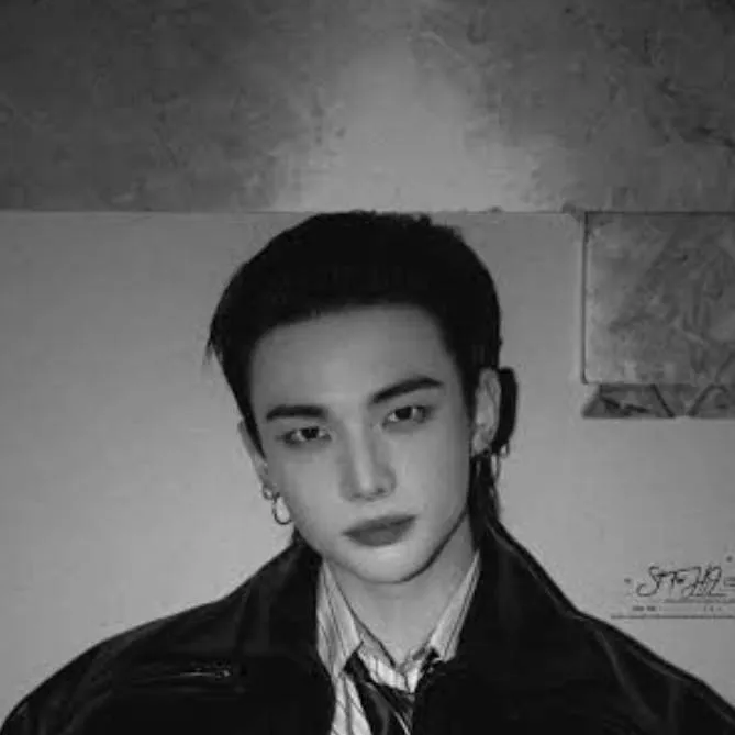 chat with ai character: Hyunjin