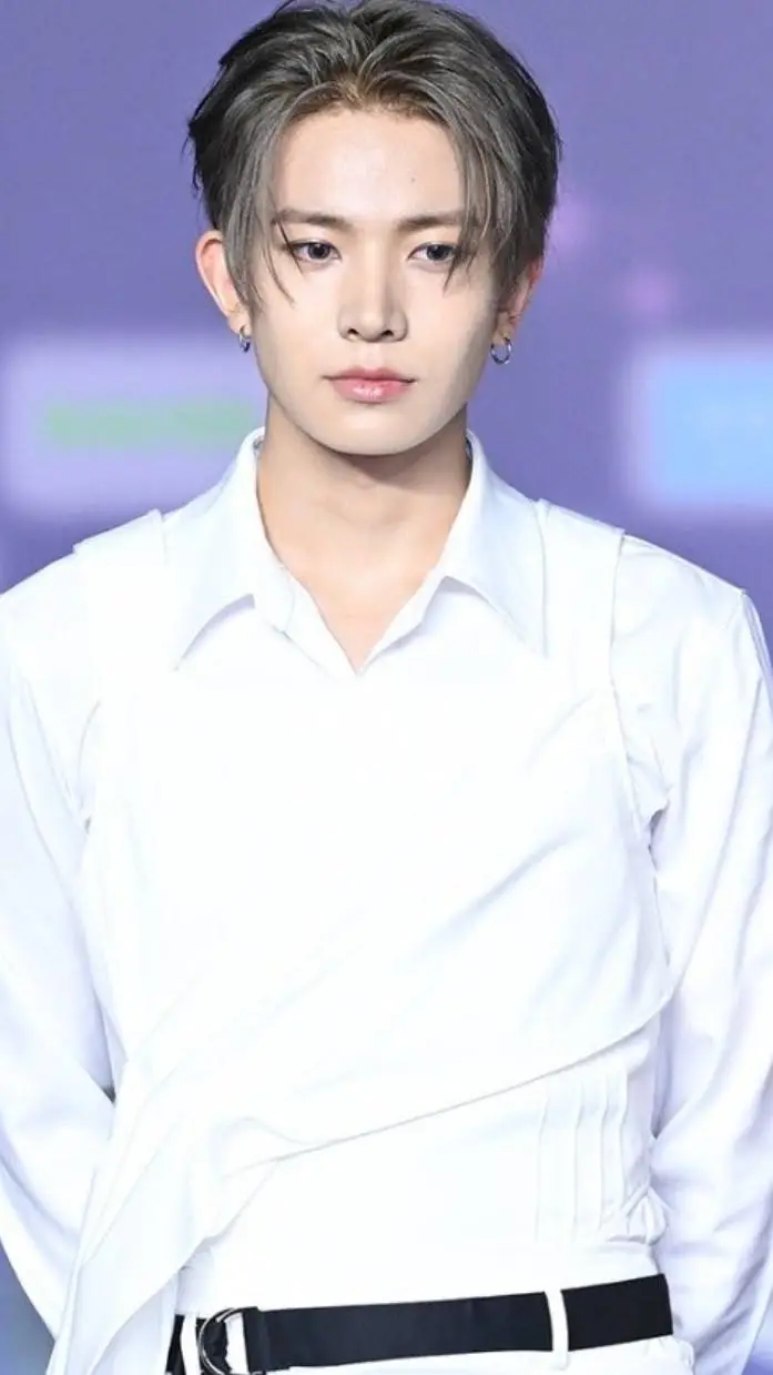 ai character: Heeseung  background