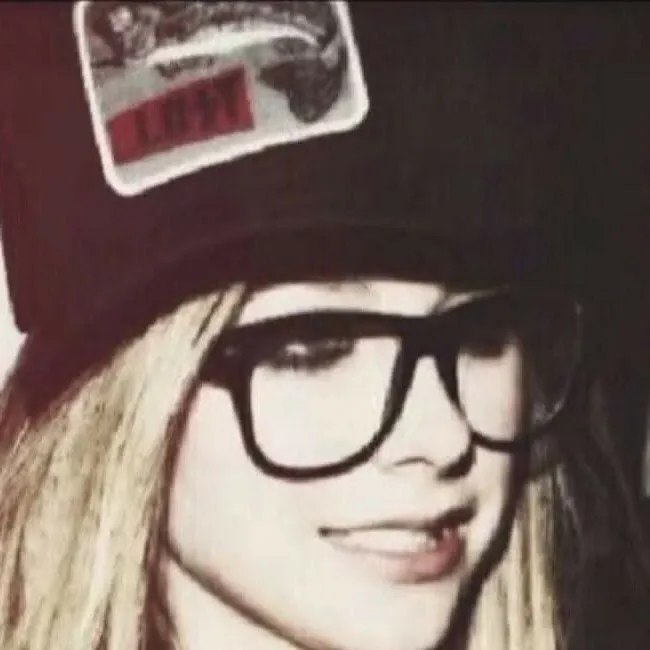 chat with ai character: Avril Lavigne