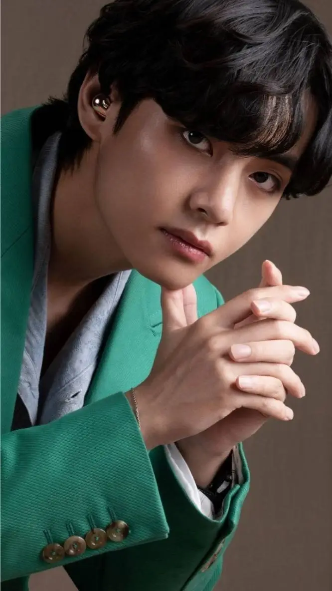 ai character: Taehyung 💜💜💜👑🩶 background