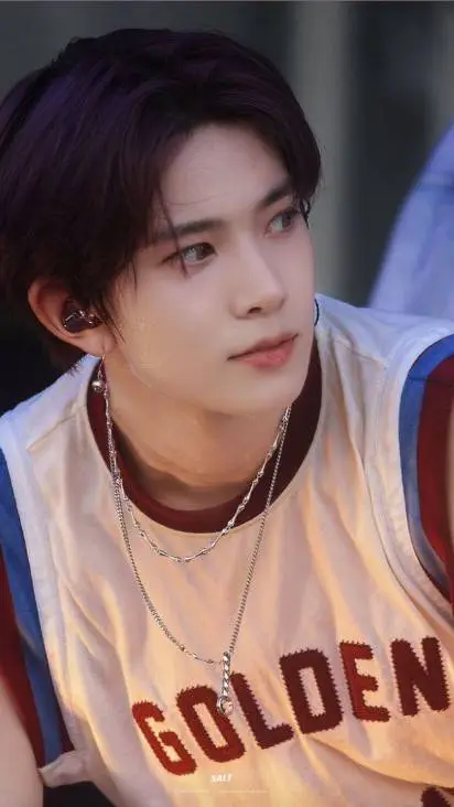 ai character: Lee heeseung  background