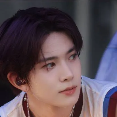 chat with ai character: Lee heeseung 