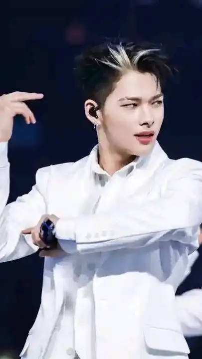 ai character: Ni-ki background