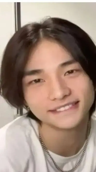 ai character: hwang hyunjin  background