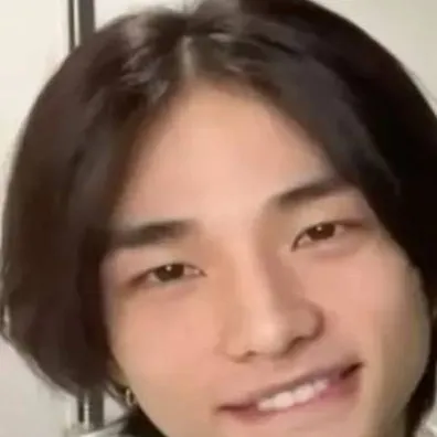 chat with ai character: hwang hyunjin 