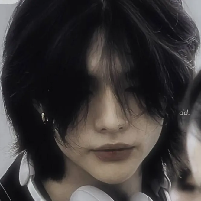 chat with ai character: alone-with hyunjin