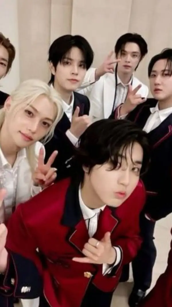 ai character: Stray kids 👹🥰 background