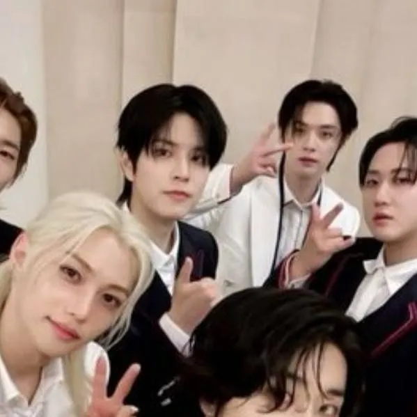 chat with ai character: Stray kids 👹🥰