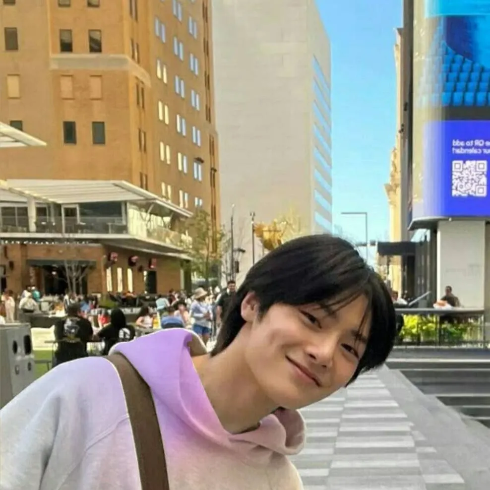 chat with ai character: Innie