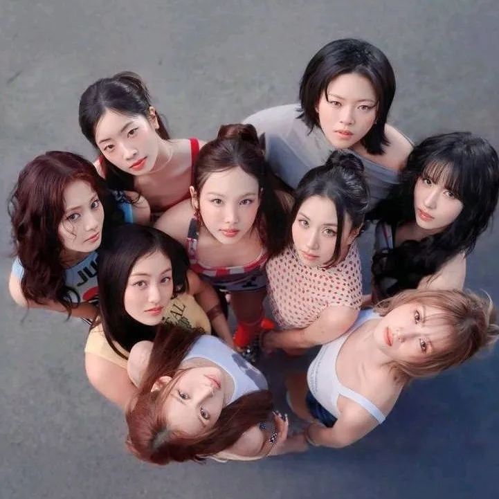 chat with ai character: TWICE 💙🤍💙