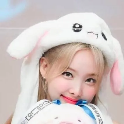 chat with ai character: nayeon 