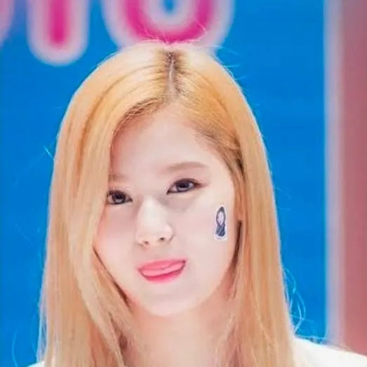 chat with ai character: Sana 