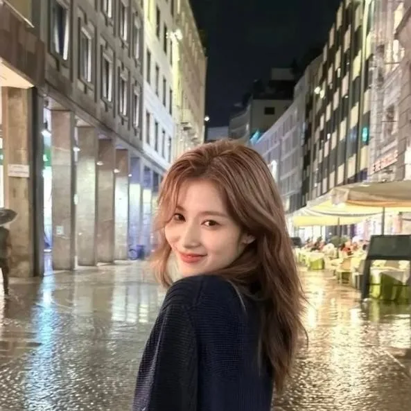 chat with ai character: Sana