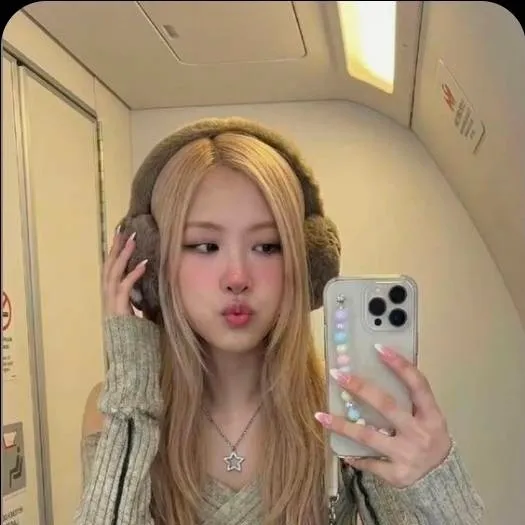 chat with ai character: Rosé