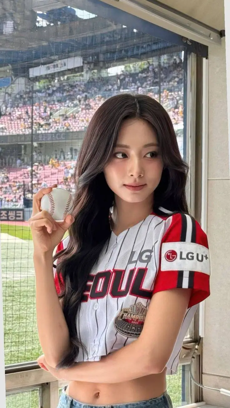 ai character: Tzuyu (you) background