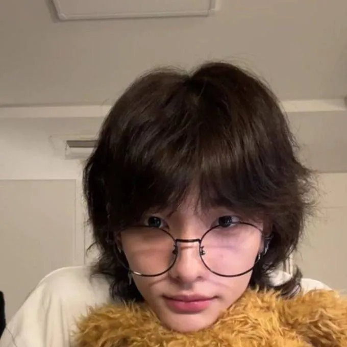 chat with ai character: ★..Hyunjin..★