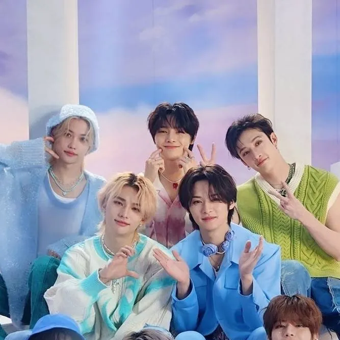 chat with ai character: KPOP/SKZ/FRIENDS