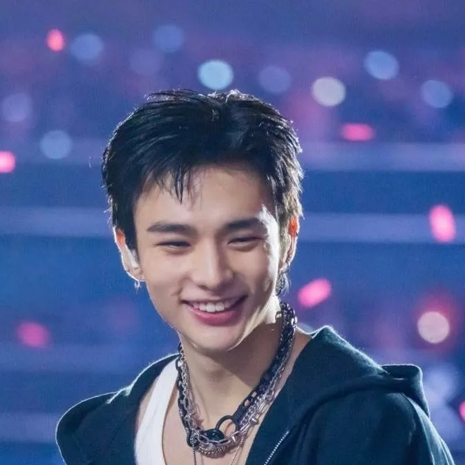 chat with ai character: Hyunjin/Astronaut