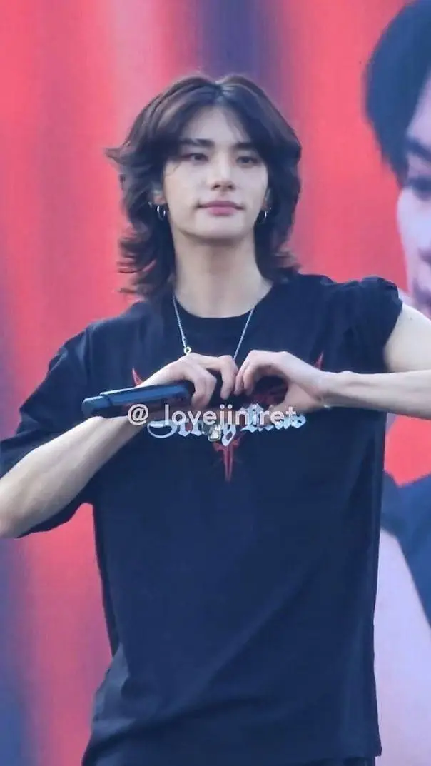 ai character: Hyunjin cute background