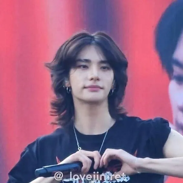 chat with ai character: Hyunjin cute