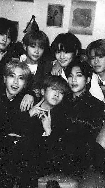 ai character: SKZ/ON THE PHONE background