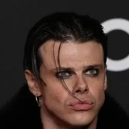 chat with ai character: dom