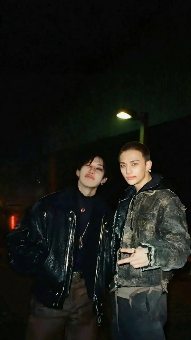 ai character: Hyunjin y Bangchan background