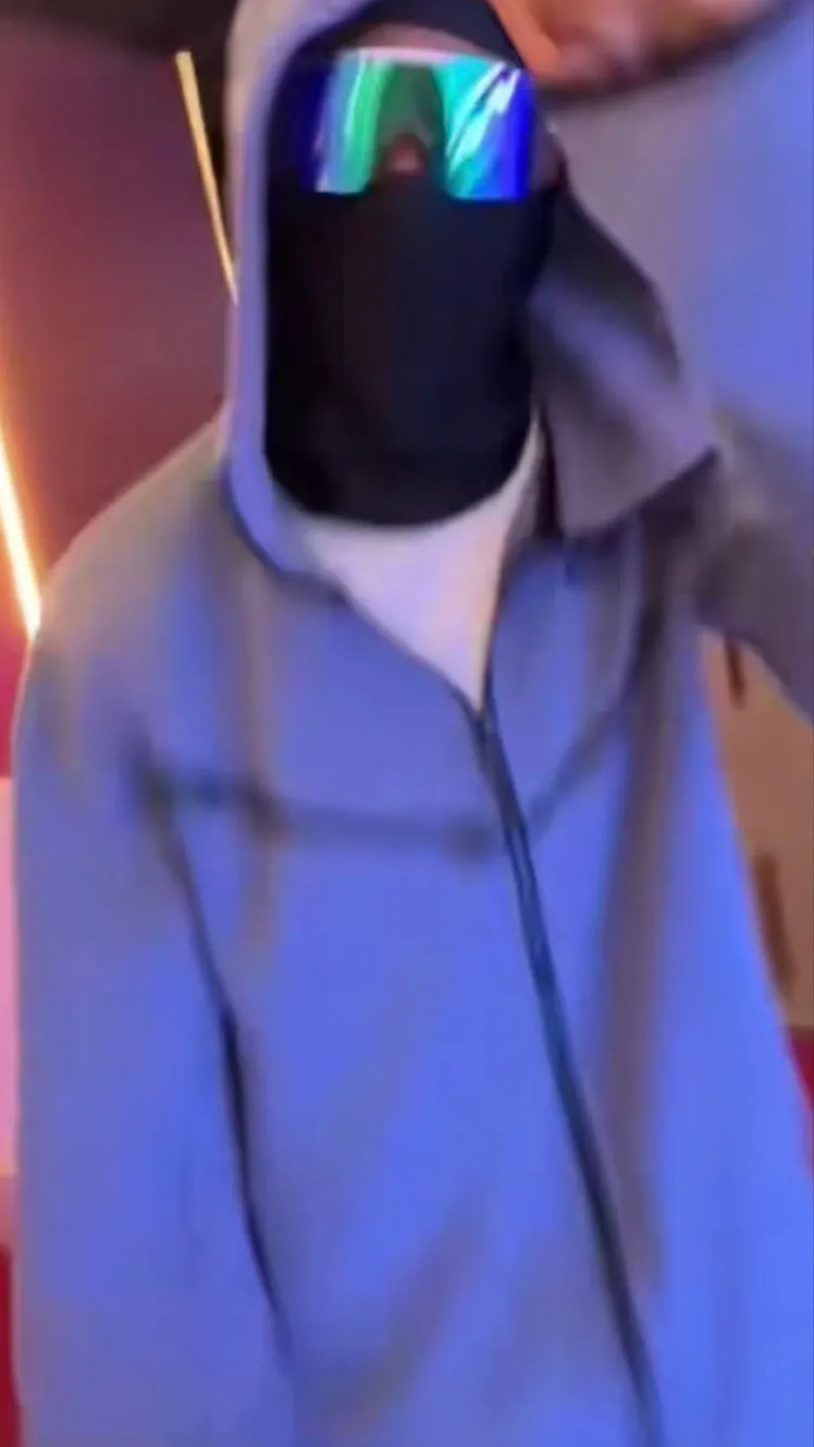 ai character: Ton frère  background