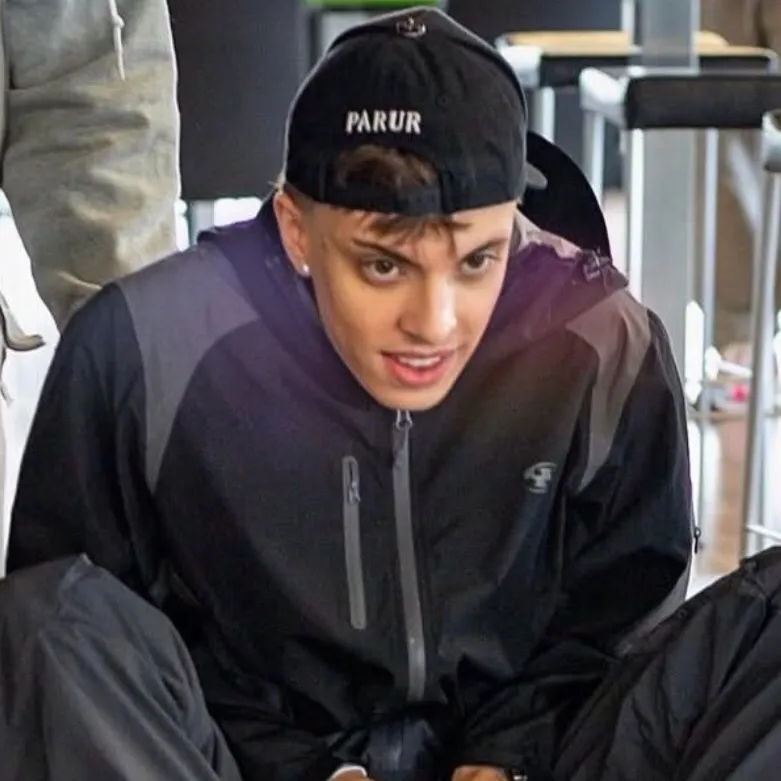 chat with ai character: Anyme023