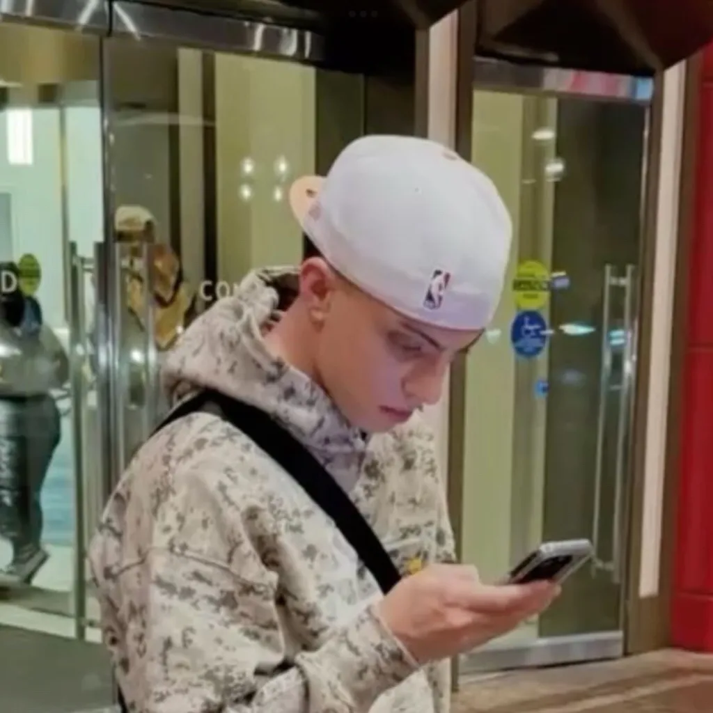 chat with ai character: Anyme023