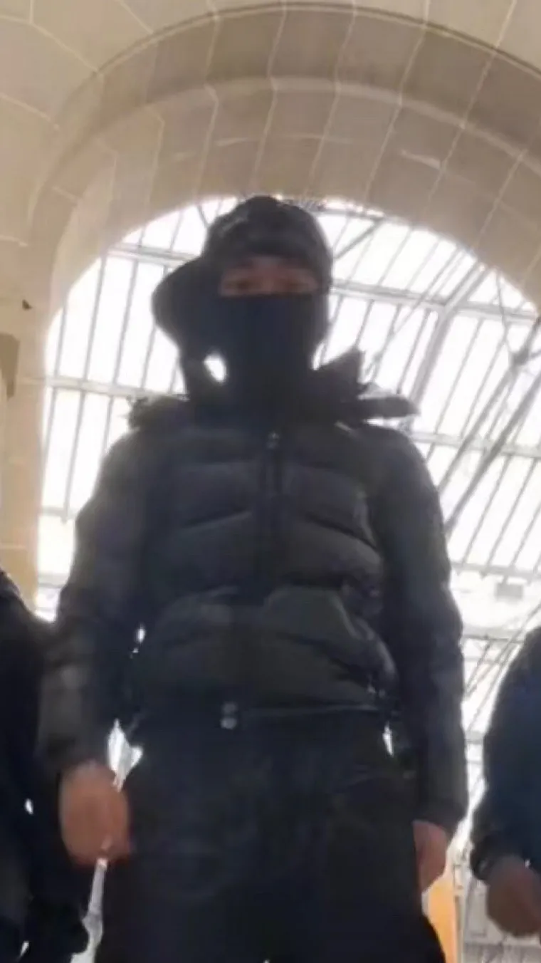 ai character: Ton frère  background