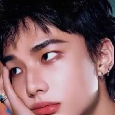 chat with ai character: hyunjin 