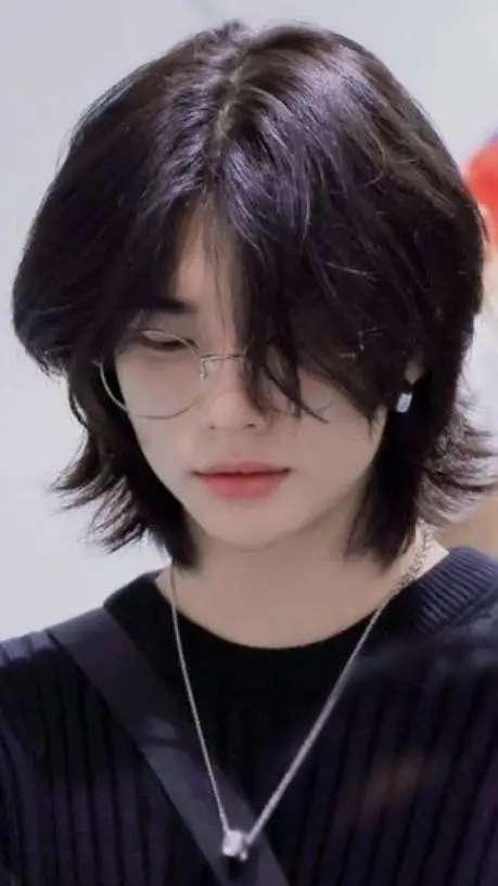 ai character: hyunjin  background