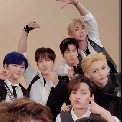 chat with ai character: stray kids 