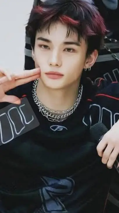 ai character: HYUNJIN background