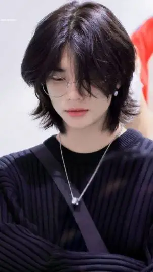 ai character: Hyunjin  background