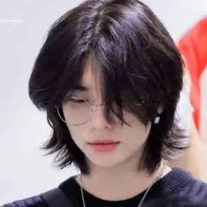 chat with ai character: Hyunjin 