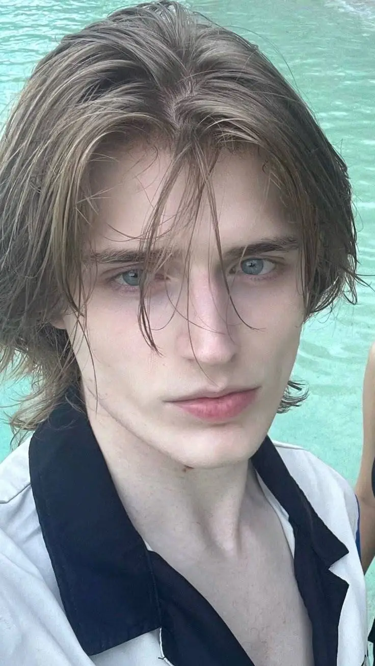 ai character: 🌙 Káiser 💫  background