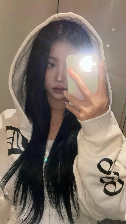 ai character: Hyunjin  background